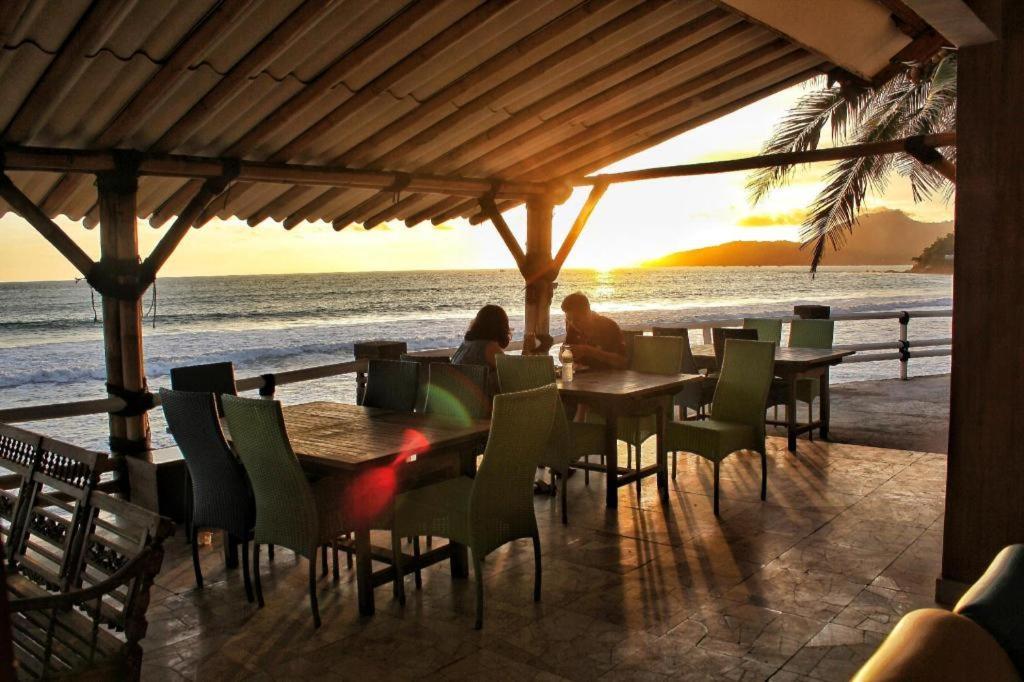 77 Sunset Plaza Hotel Cisolok Buitenkant foto